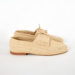 Men’s woven raffia moccasins handcrafted from natural fibers, designed as lightweight summer loafers and stylish raffia shoes for beach weddings or casual wear. Handmade raffia oxfords and breathable raffia mules offering comfort, durability, and a relaxed yet elegant look for warm-weather outfits.