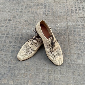 Handmade men’s raffia wedding shoes featuring natural woven fibers and a lightweight loafer design. Perfect for grooms seeking unique, stylish footwear for beach, boho, or summer ceremonies. Comfortable, breathable, and crafted with detailed handwoven texture for an elegant, natural look.