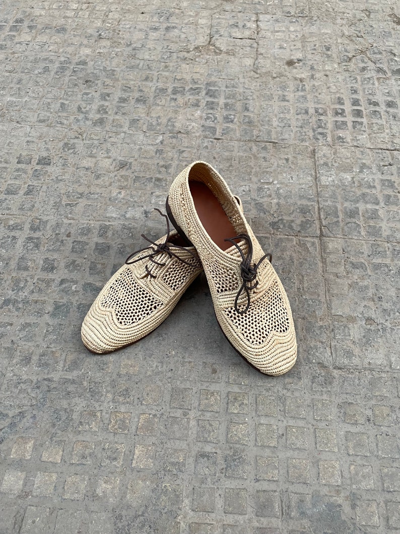 Handmade men’s raffia wedding shoes featuring natural woven fibers and a lightweight loafer design. Perfect for grooms seeking unique, stylish footwear for beach, boho, or summer ceremonies. Comfortable, breathable, and crafted with detailed handwoven texture for an elegant, natural look.