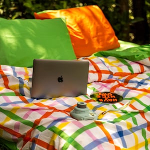 Juego de edredón reversible de algodón vibrante – Ropa de cama de rayas verdes Hype coloridas – Colcha transpirable de doble cara de 160 x 200 cm – Cozy Home