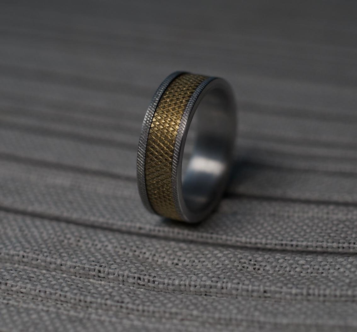 Gekordelter Ring aus Messing