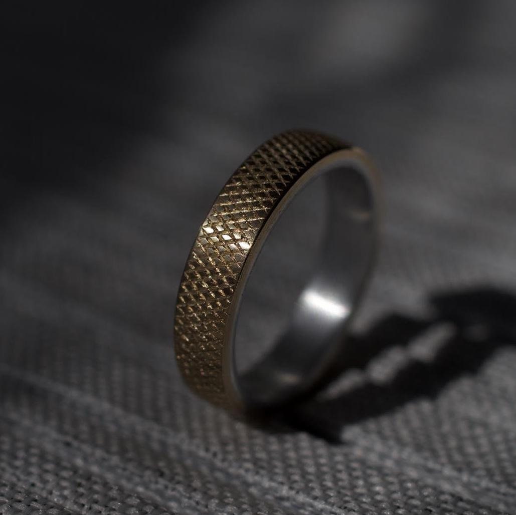 Bague en laiton moletée poncée