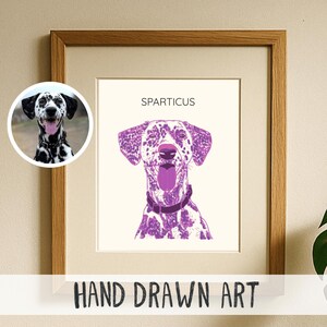 Puede incluir: Un cuadro enmarcado con una ilustración de un perro dálmata morado y blanco, con el nombre "SPARTICUS" encima. Las palabras "HAND DRAWN ART" están impresas en la parte inferior. Una foto más pequeña del perro está en la esquina superior izquierda.