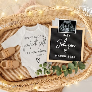 Puede incluir: Un body blanco con el texto "Every good & perfect gift is from above James 1:17" y un pequeño corazón. Un tablero de letras negro con el texto "Baby Johnson March 2024" y un pequeño corazón. Una pequeña imagen de ultrasonido está en la esquina superior derecha del tablero de letras.