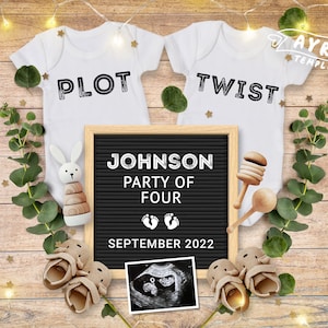 Könnte beinhalten: Ein schwarzes Buchstabenbrett mit dem Text "JOHNSON PARTY OF FOUR SEPTEMBER 2022" und zwei weißen Fußabdrücken. Zwei weiße Strampler mit dem Text "PLOT" und "TWIST" befinden sich auf beiden Seiten des Buchstabenbretts. Es gibt zwei Paar braune Babyschuhe, eine Holzrassel und ein Holzstapelspielzeug mit einem weißen Hasen oben drauf.