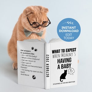 Può includere: Un gatto con gli occhiali e un papillon legge un libro intitolato "What to Expect When Mommy's Having a Baby: Studying Up for Big Brother." La copertina del libro mostra un gatto nero con un fumetto che dice "??".