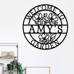 Custom Garden Welcome Sign – Personalized Floral Metal Wall Decor with Name, Outdoor Gift for Mom, Yard or Patio Accent