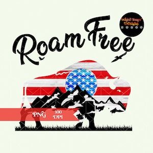 Puede incluir: Una silueta negra de un búfalo con un patrón de bandera estadounidense roja, blanca y azul en su espalda. El búfalo está de pie frente a una cordillera y hierba. El texto "Roam Free" está escrito sobre el búfalo.