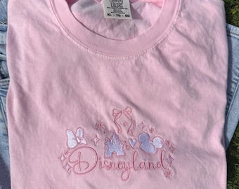 Camiseta de princesa de Disneyland Park: lazos bordados, castillos y la magia brillante de Mickey