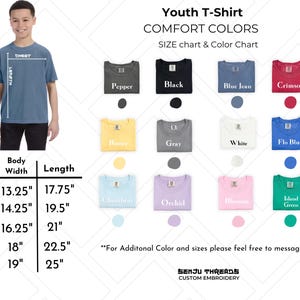 Puede incluir: Una tabla de tallas y colores para camisetas juveniles Comfort Colors. La imagen muestra una camiseta azul en un modelo, una tabla con medidas de ancho y largo corporal en pulgadas para tallas de XS a XL, y doce muestras de color etiquetadas como Pepper, Black, Blue Jean, Crimson, Butter, Gray, White, Flo Blue, Chambray, Orchid, Blossom e Island Green.