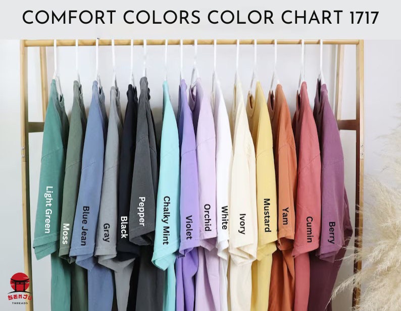 Puede incluir: Carta de colores que muestra 14 colores diferentes de camisetas, incluyendo verde claro, azul vaquero, gris, negro, pimienta, menta cremosa, violeta, orqu&iacute;dea, blanco, marfil, mostaza, &ntilde;ame, comino y baya.