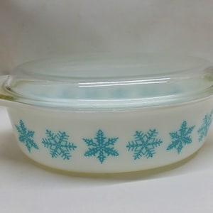 Vintage Pyrex Large Snowflake Casserole Baking w Lid Turquoise On White Pyrex 2 1/2 Quart Exceptional 1956 Vintage Pyrex Cinderella