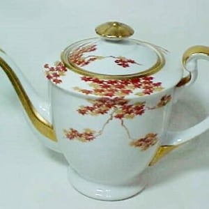 Teapot Kutani Shozan, Elegant Red Maple Hand Painted Japan Porcelain