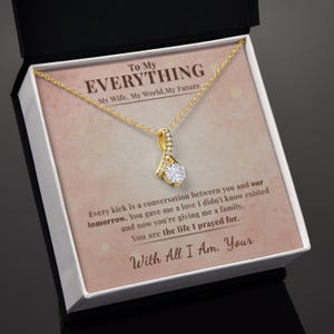 Op de afbeelding: Een gouden hangerketting met een heldere, ronde edelsteen, gepresenteerd in een witte geschenkdoos. De doos bevat de tekst "To My Everything" en een liefdevolle boodschap, perfect als cadeau.