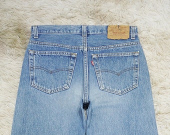 Jeans 501 Levi's vintage des années 80, taille 29, denim usé à délavage moyen, jambe droite coupe classique, braguette boutonnée 501 0000 Made in USA W29 L29