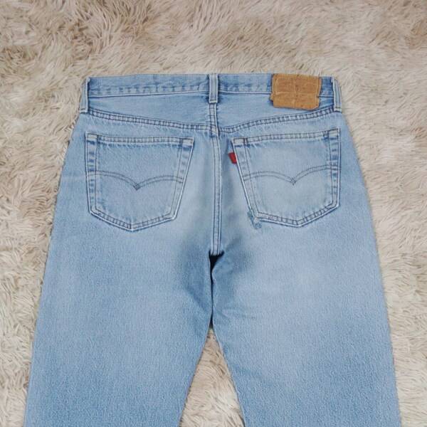 Jeans Levi's 501 vintage des années 80, taille 31 en denim déchiré, déchiré et délavé, braguette à boutons, couture unique, fabriqué aux États-Unis W31 L32,5