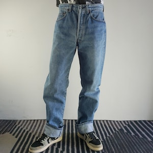 Jeans Levi&#39;s 501 vintage anni &#39;80, vita 30, denim lavaggio medio usurato, gamba dritta, patta con bottoni, 501-0000, prodotti negli USA, taglia 30 L32.