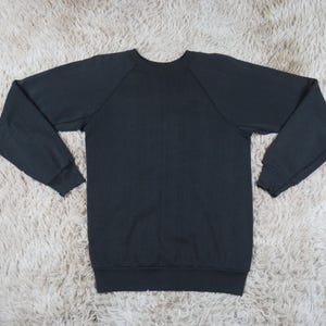 Vintage des années 80 Discus Athletic Heavyweight Blank Sweat-shirt pour homme, coupe moyenne SLIM, effet vieilli uni, délavé en poly coton noir, fabriqué aux États-Unis