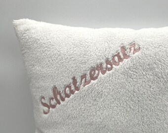 Kissen Kuschelkissen aus flauschigem Teddystoff weiß hochwertige Stickerei Schatzersatz Geschenk Valentinstag Liebe Freunde Made in Germany