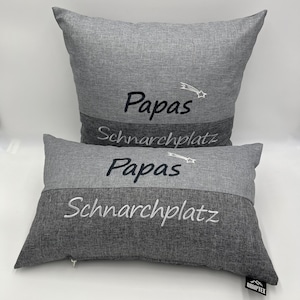 Kissen für Papa Geschenk Papas Schnarchplatz personalisiert hochwertige Stickerei mehrfarbig indoor outdoor wasserabweisend Made in Germany Set