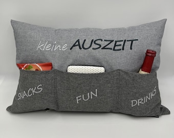 Kissen mit Taschen hochwertige Stickerei kleine AUSZEIT Geschenk personalisierbar indoor outdoor wasserabweisend Made in Germany