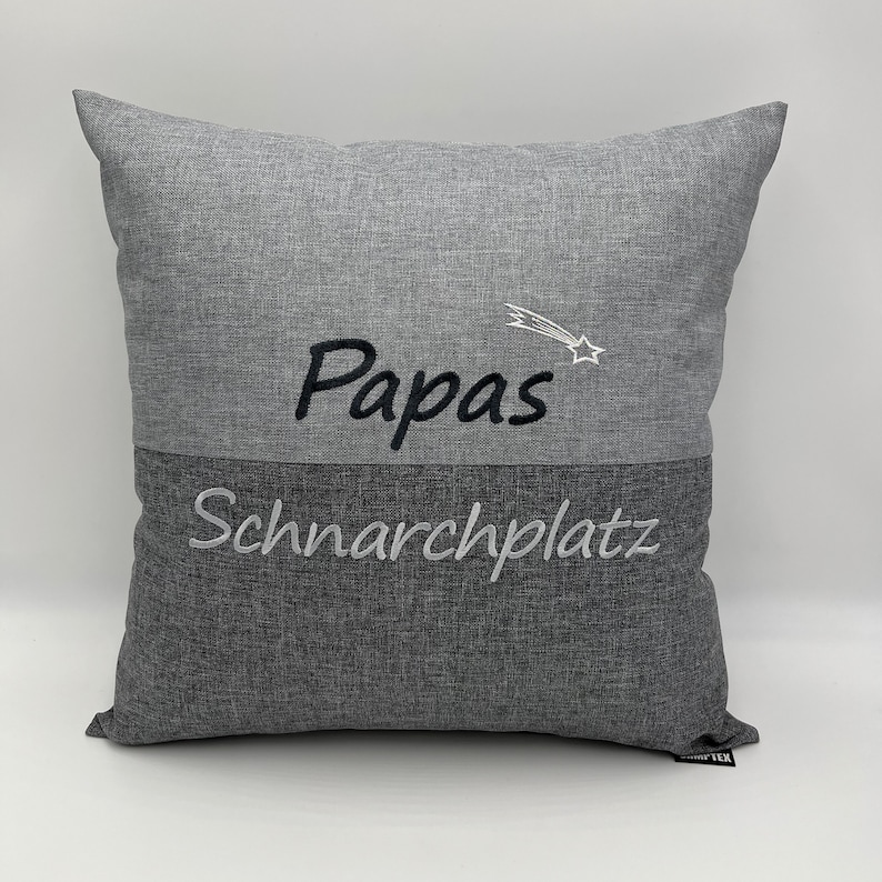 Kissen für Papa Geschenk Papas Schnarchplatz personalisiert hochwertige Stickerei mehrfarbig indoor outdoor wasserabweisend Made in Germany 40 x 40 cm