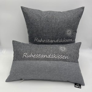 Kissen für Ruhestand Rente Geschenk Ruhestandskissen personalisierbar hochwertige Stickerei indoor outdoor wasserabweisend Made in Germany Set