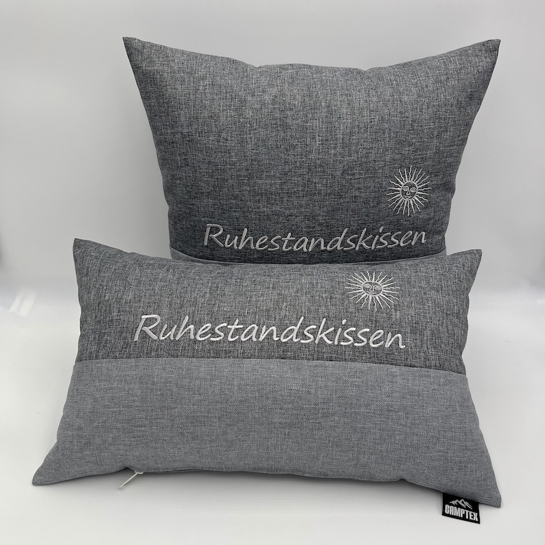 Kissen für Ruhestand Rente Geschenk Ruhestandskissen personalisierbar hochwertige Stickerei indoor outdoor wasserabweisend Made in Germany Set