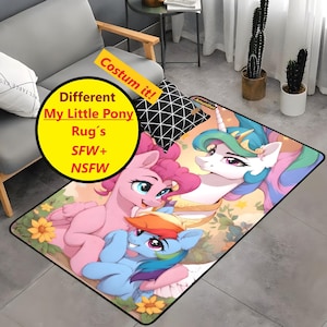 Puede incluir: Una alfombra rectangular con una ilustración colorida de personajes de My Little Pony. La alfombra tiene un borde amarillo con flores y el texto "Different My Little Pony Rug's SFW+ NSFW" en un círculo amarillo.
