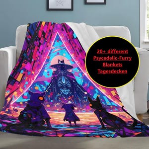 Op de afbeelding: Een psychedelische deken met een levendig, kleurrijk ontwerp met een centraal driehoekig beeld van een figuur met hoed en cape. De deken heeft een surrealistische, artistieke stijl met de tekst "20+ different Psychedelic-Furry Blankets Tagesdecken".