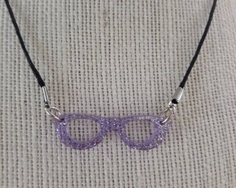 Collar colgante de gafas de purpurina púrpura y plata, hecho a mano, joyería, accesorios, resina, cadena de cordón, nerdy