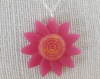 Collar colgante de girasol magenta, hecho a mano, joyería, accesorios, resina, rosa, amarillo, primavera, verano, flor, floral