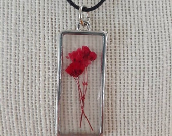 Colgante de flores rojas en bisel de plata, hecho a mano, joyería, accesorios, resina, floral, cadena de cordón, rectángulo