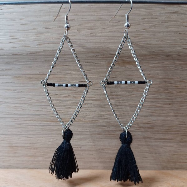 Boucles d'oreilles losange avec perles miyuki et pompon noir