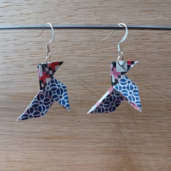 Boucles d'oreilles origami cocotte avec motifs géométriques bleus et rouges