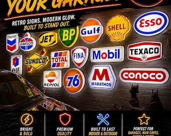 Puede incluir: Una colección de letreros LED iluminados con varios logotipos de compañías de combustible y aceite vintage, incluyendo Chevron, Amoco, Jet, BP, Gulf, Shell, Esso, Sunoco, Total, Fina, Mobil, Texaco, Elf, Repsol, 76 y Marathon, en una pared de ladrillo.