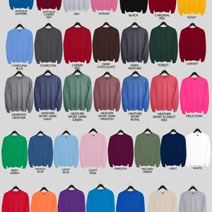 Puede incluir: Un gr&aacute;fico de 25 sudaderas de cuello redondo de diferentes colores, cada una con una percha y una etiqueta con el nombre del color debajo.