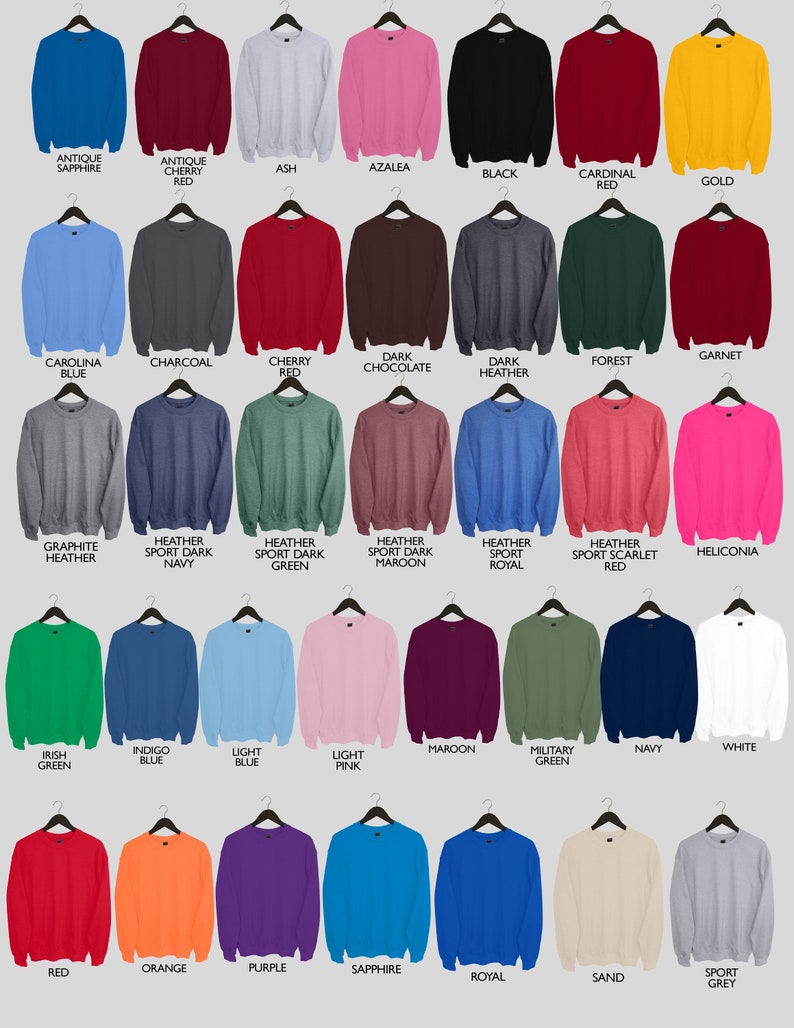 Puede incluir: Un gr&aacute;fico de 25 sudaderas de cuello redondo de diferentes colores, cada una con una percha y una etiqueta con el nombre del color debajo.