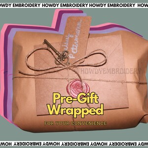 Puede incluir: Un paquete de papel marr&oacute;n envuelto con cuerda y sellado con un sello de cera decorativo. El paquete est&aacute; etiquetado como "Pre-Gift Wrapped" y "For Your Convenience".