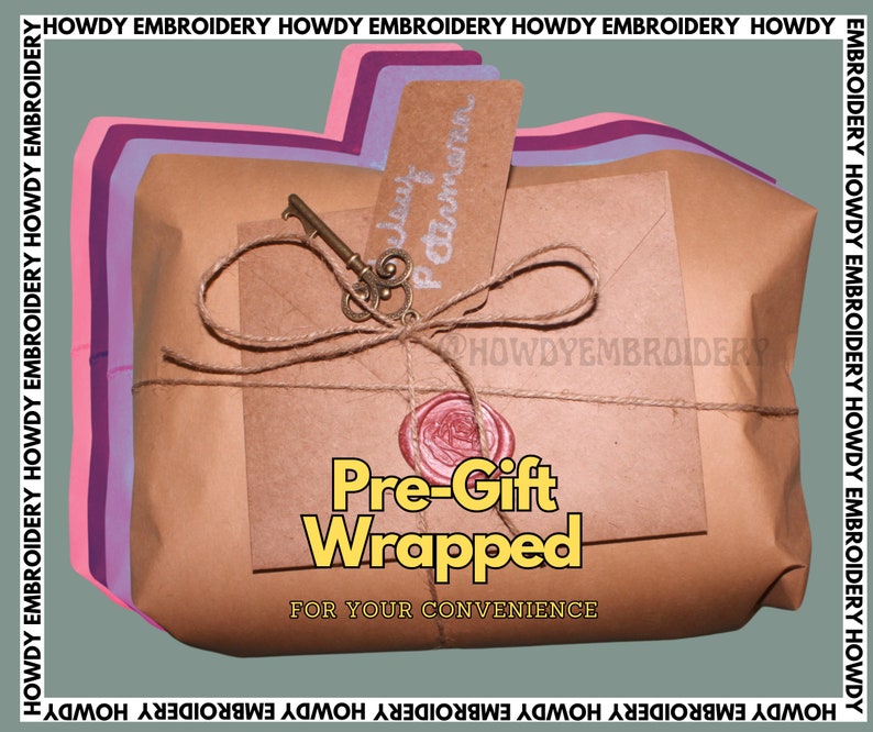Puede incluir: Un paquete de papel marr&oacute;n envuelto con cuerda y sellado con un sello de cera decorativo. El paquete est&aacute; etiquetado como "Pre-Gift Wrapped" y "For Your Convenience".