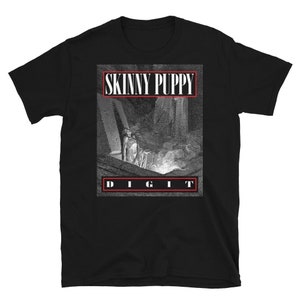Puede incluir: Camiseta negra con un gráfico en escala de grises. El texto "SKINNY PUPPY" está en un cuadro con contorno rojo encima de la imagen, y "DIGIT" en un cuadro con contorno rojo debajo. El gráfico representa una escena oscura e industrial.