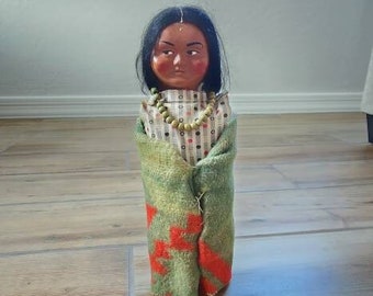 Poupée vintage amérindienne artisanale /vêtements daim/rare (Gebraucht