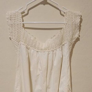 Antikes Chemise Spätes 1800s Viktorianisches Baumwoll-Etuikleid Handgenähtes Schulterfreies Kleid oder Nachthemd mit aufwendiger Handstickerei