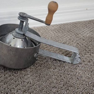 Vintage Metal Knapp&#39;s Orange Juicer Aluminum And Metal Wood Handle Fresh Squeeze