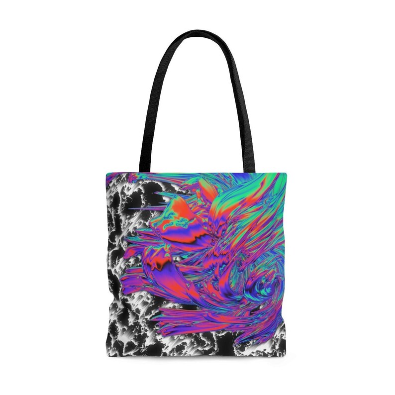 Pu&ograve; includere: Una borsa tote nera con un design astratto colorato. Il design presenta vortici di rosa, blu, verde e arancione su uno sfondo bianco e nero.