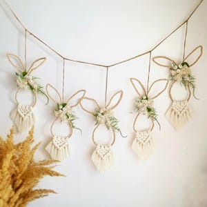 Ghirlanda di macramè coniglietto pasquale - Decorazione floreale primaverile, ciondolo coniglietto, idea regalo