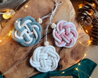 Adorno de nudo celta hecho a mano: decoración navideña de macramé bohemio