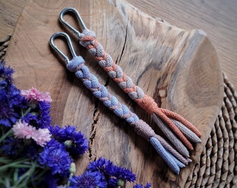 小物 DECI Carabiner Macrame Keychain ovy DECi | 【こちらの商品の届けは受注販売のため9月下旬〜10月上旬