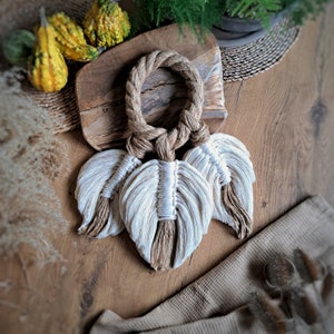Bladeren aan de muur: boho/rustiek macramé voor een gezellige kamer. Boerderijdecor, strandhuisdecor.