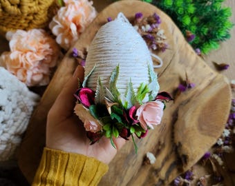 Decorazione per uova di Pasqua in macramè: ornamento floreale primaverile